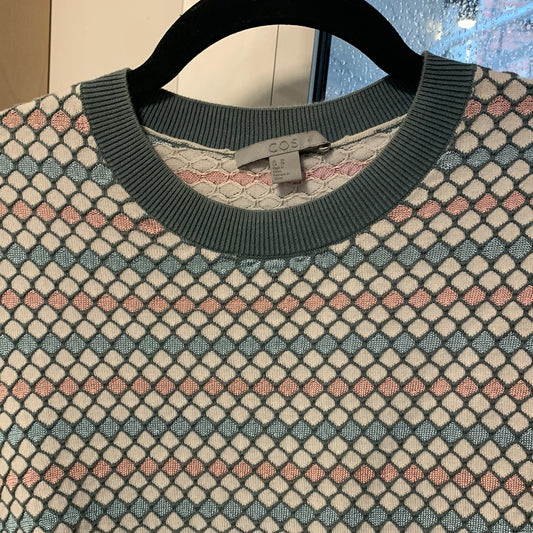 T-shirt tricot écaillé gris bleu rose Cos